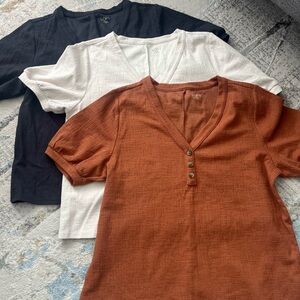 LOFT Women's Short Sleeve V-Neck Tops - Dark Grey, Cream and Rust Color